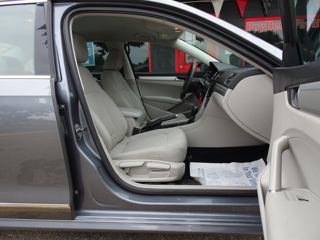 2016 Volkswagen Passat Image 42