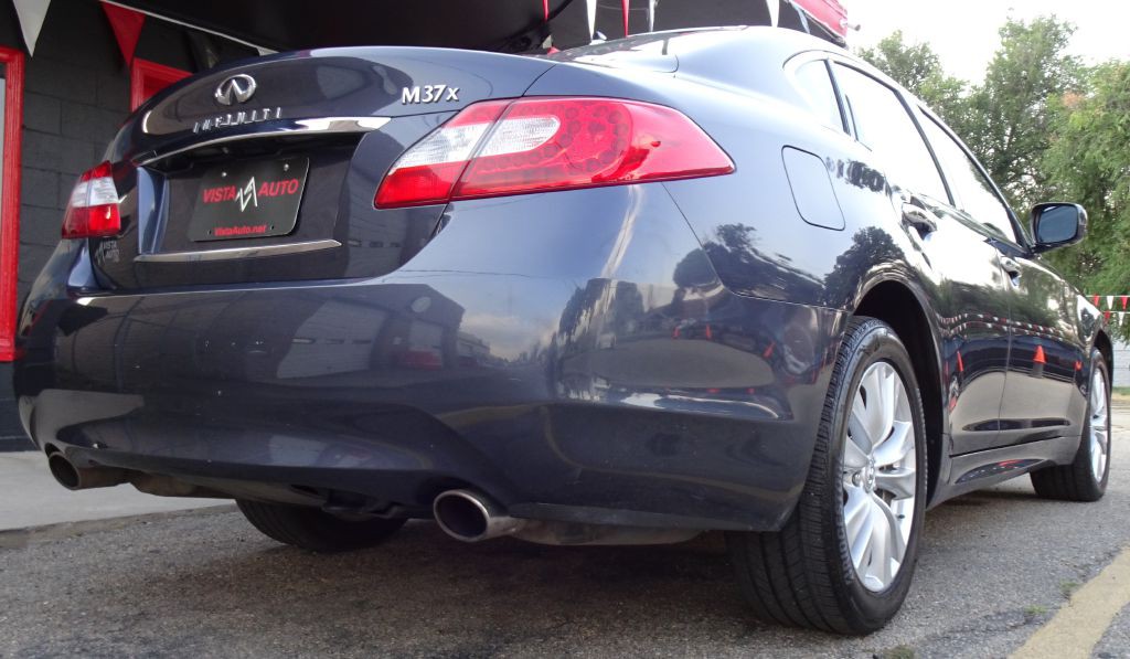2011 INFINITI M37 Image 9
