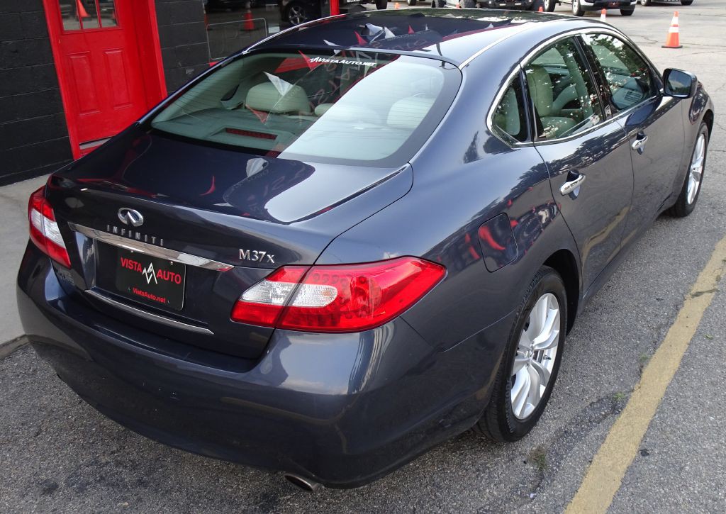 2011 INFINITI M37 Image 10