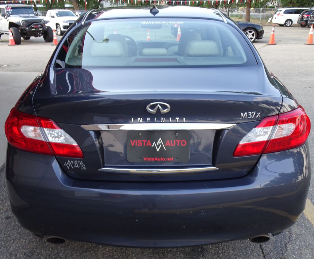 2011 INFINITI M37 Image 11