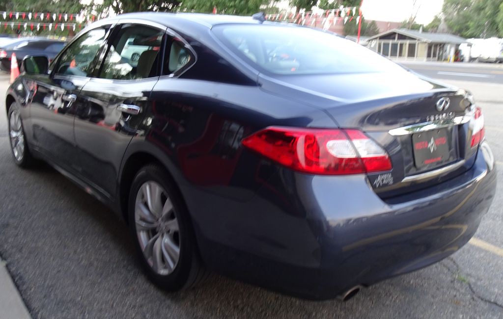 2011 INFINITI M37 Image 12