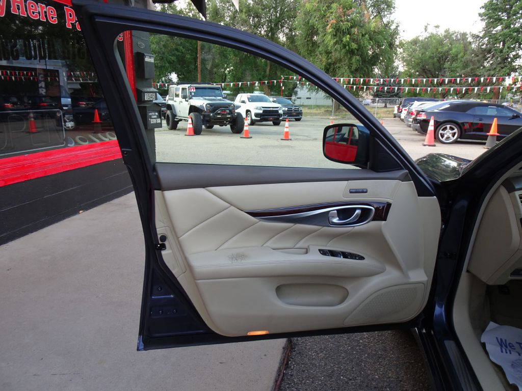 2011 INFINITI M37 Image 18