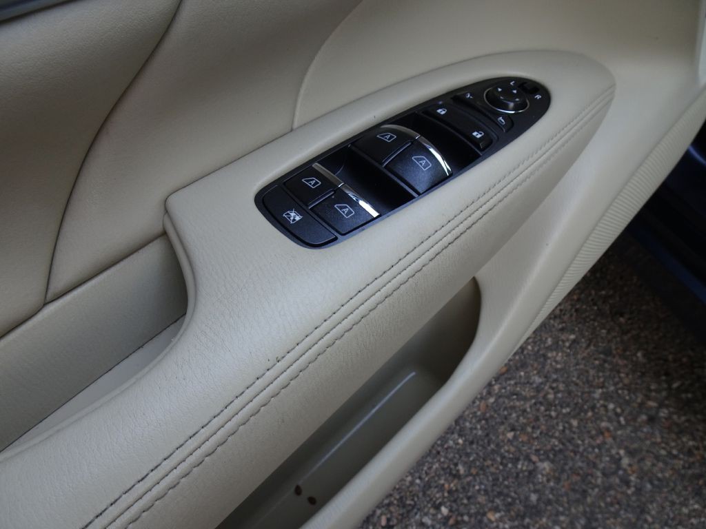 2011 INFINITI M37 Image 19