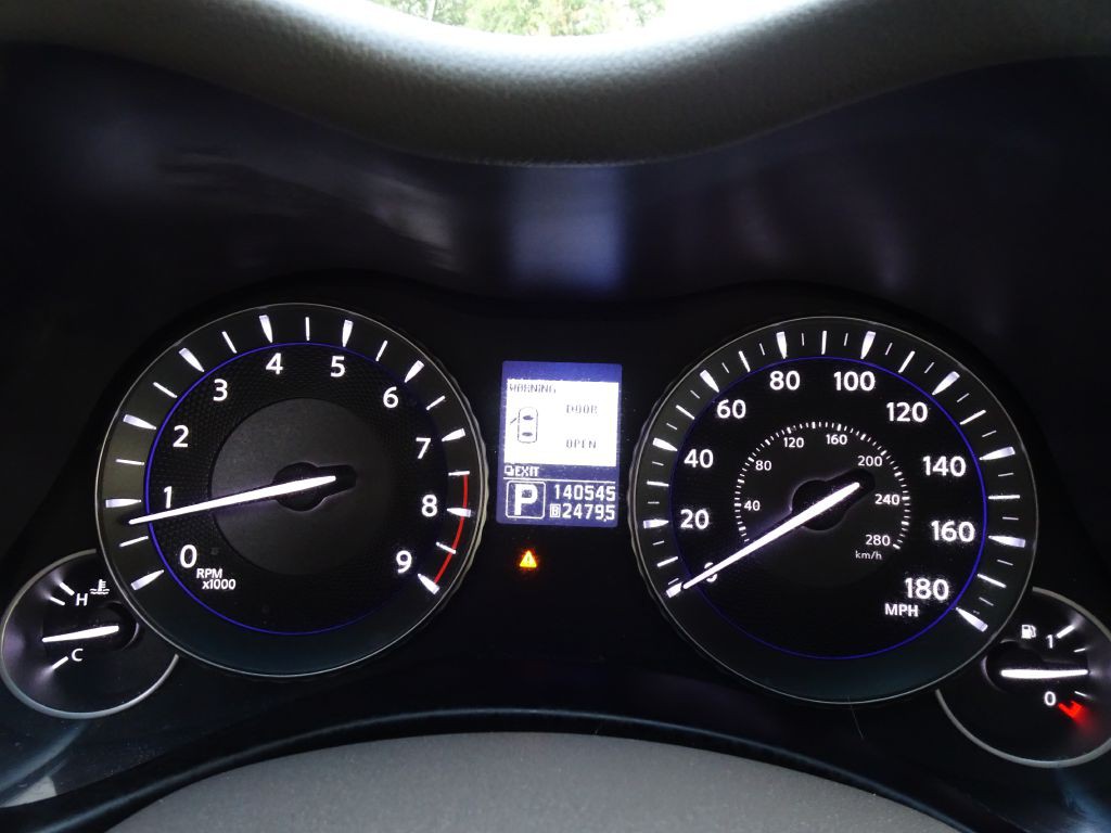 2011 INFINITI M37 Image 23