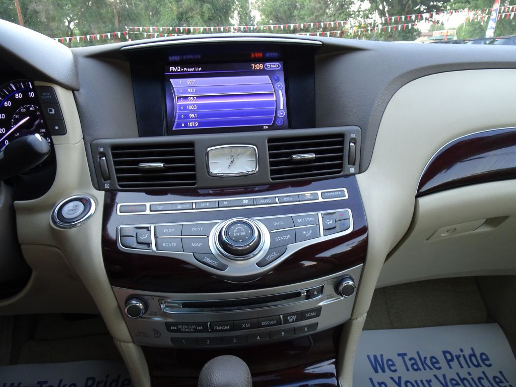 2011 INFINITI M37 Image 24