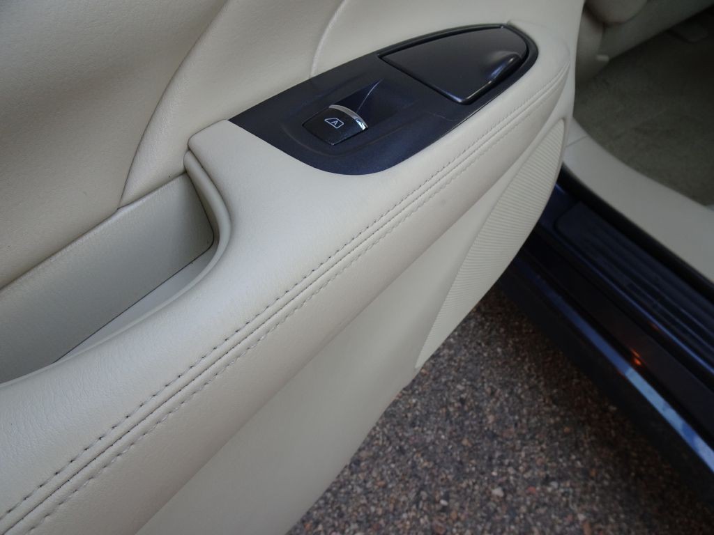 2011 INFINITI M37 Image 30