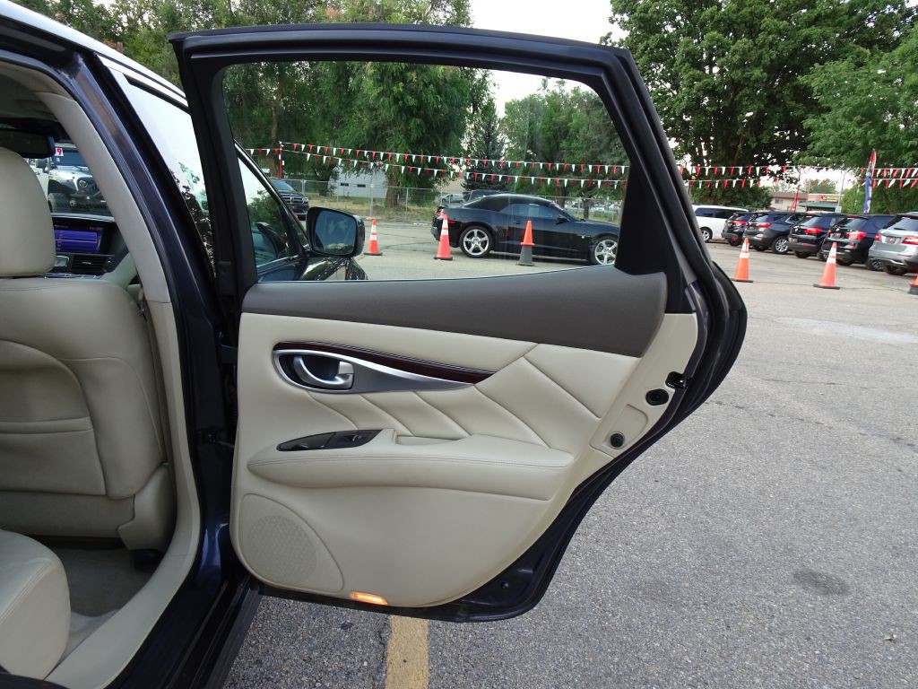 2011 INFINITI M37 Image 36