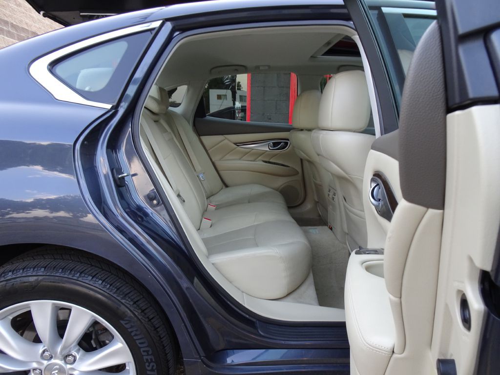 2011 INFINITI M37 Image 38