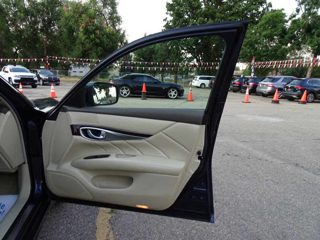 2011 INFINITI M37 Image 39