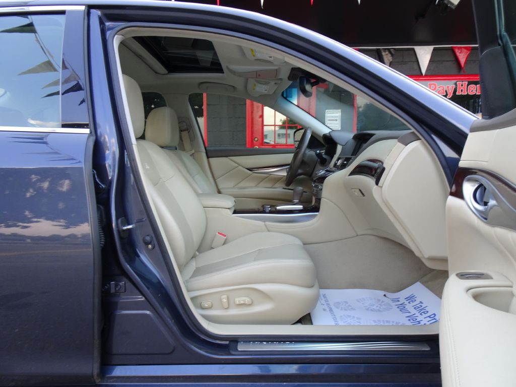 2011 INFINITI M37 Image 41