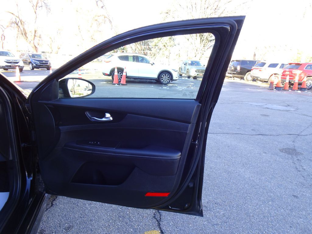 2023 Kia Forte Image 37