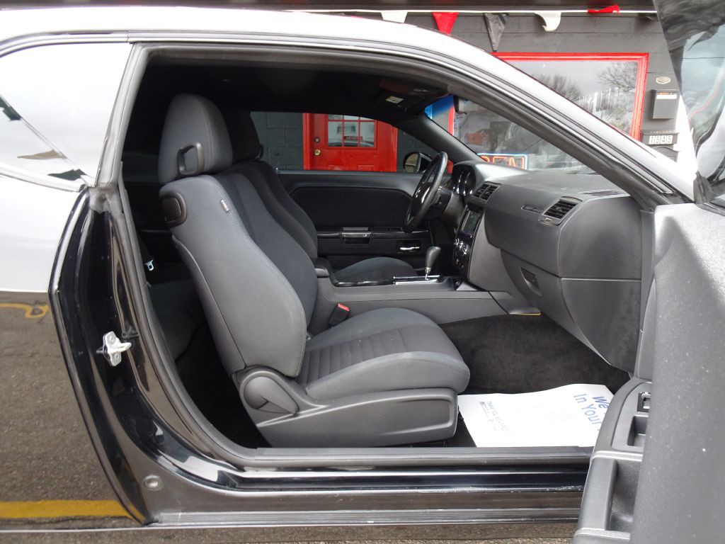 2012 Dodge Challenger Image 31