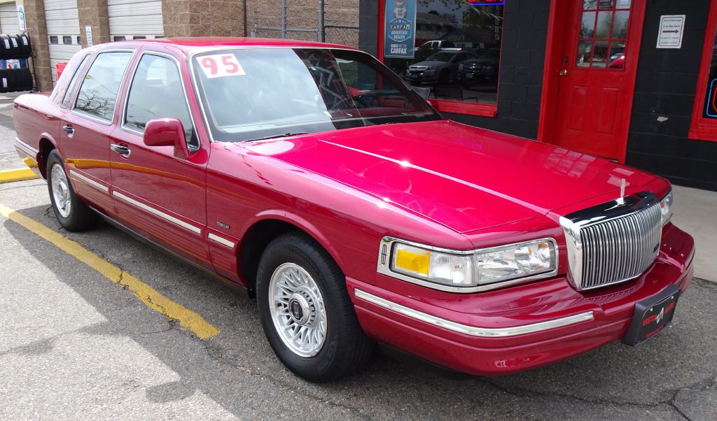 1995 Lincoln Town Car Image 1