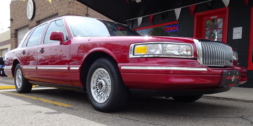 1995 Lincoln Town Car Image 2