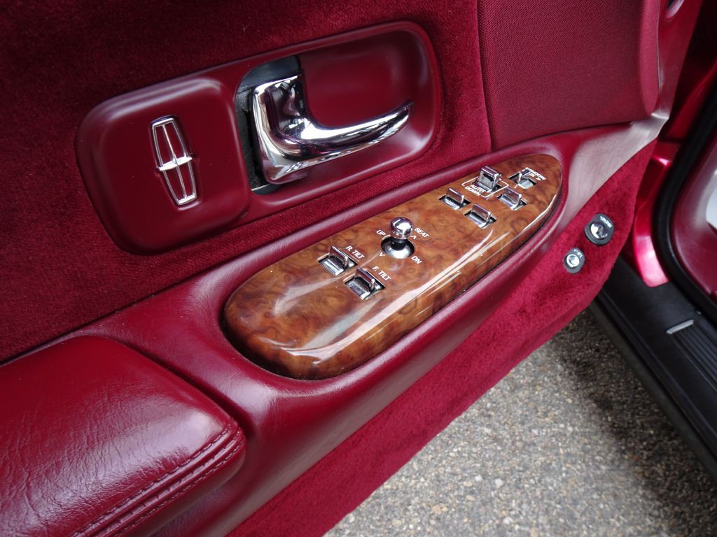 1995 Lincoln Town Car Image 19