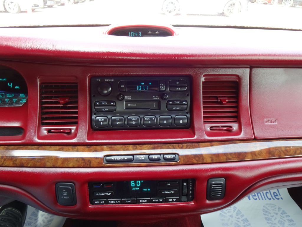 1995 Lincoln Town Car Image 24