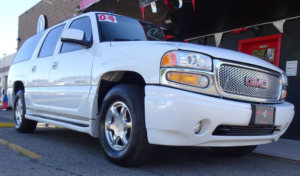 2004 GMC Yukon Image 2