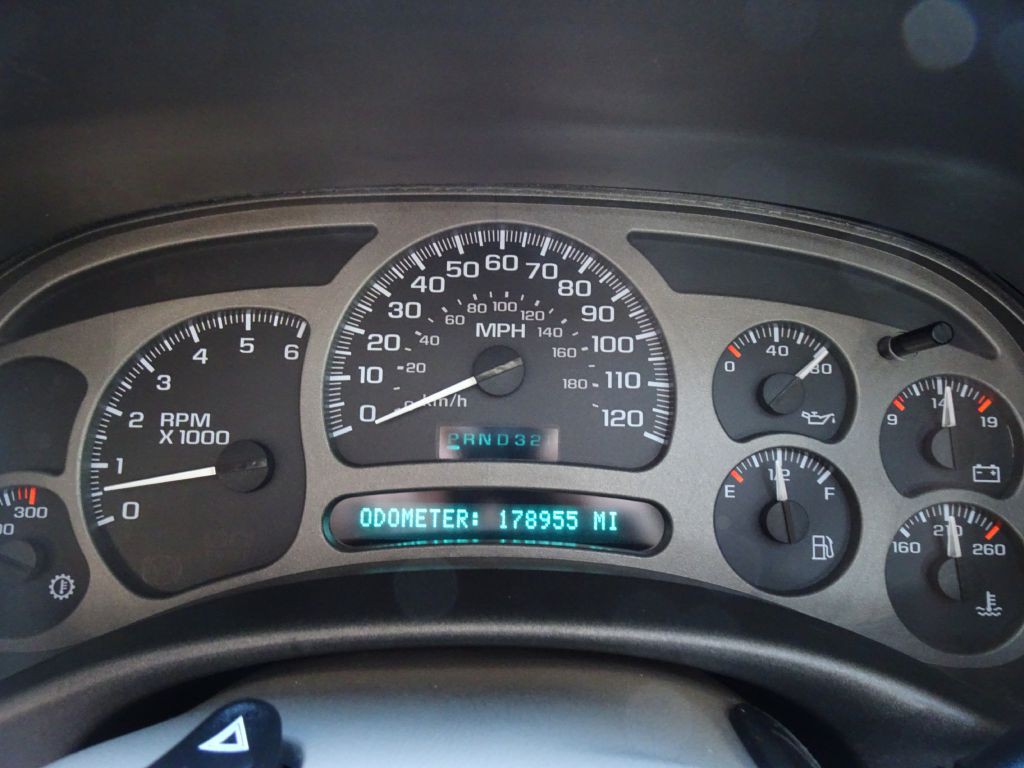 2004 GMC Yukon Image 23