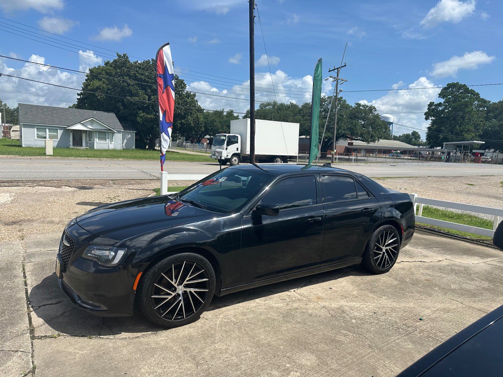 2018 Chrysler 300 Image 2