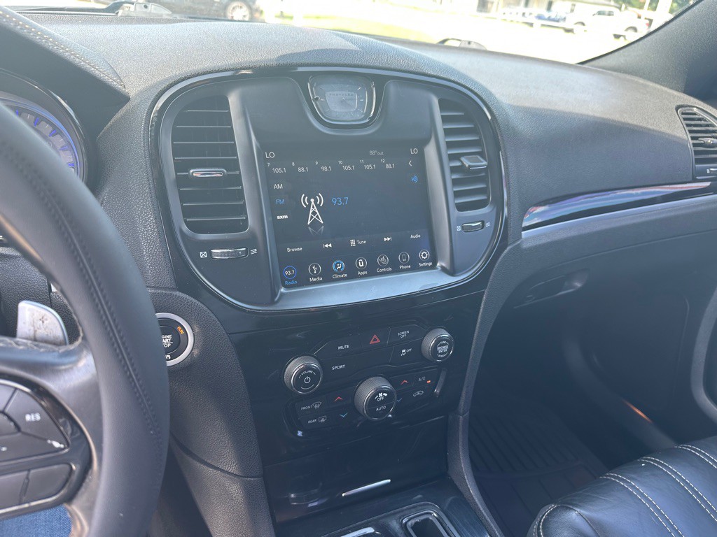 2018 Chrysler 300 Image 8