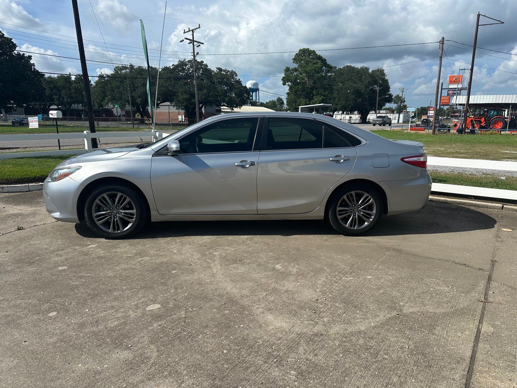 2017 Toyota Camry Image 2