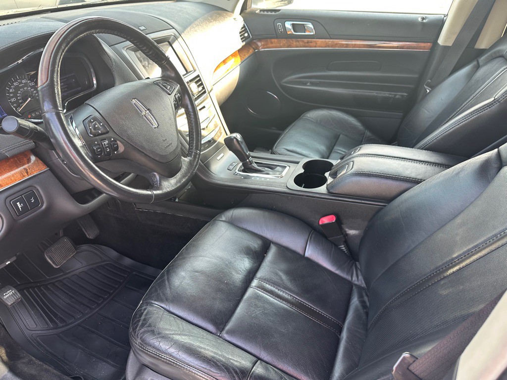 2013 Lincoln MKT Image 6