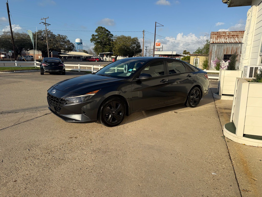 2022 Hyundai Elantra Image 2