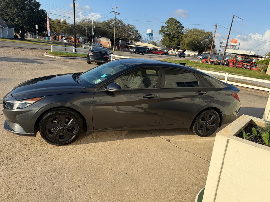 2022 Hyundai Elantra Image 3