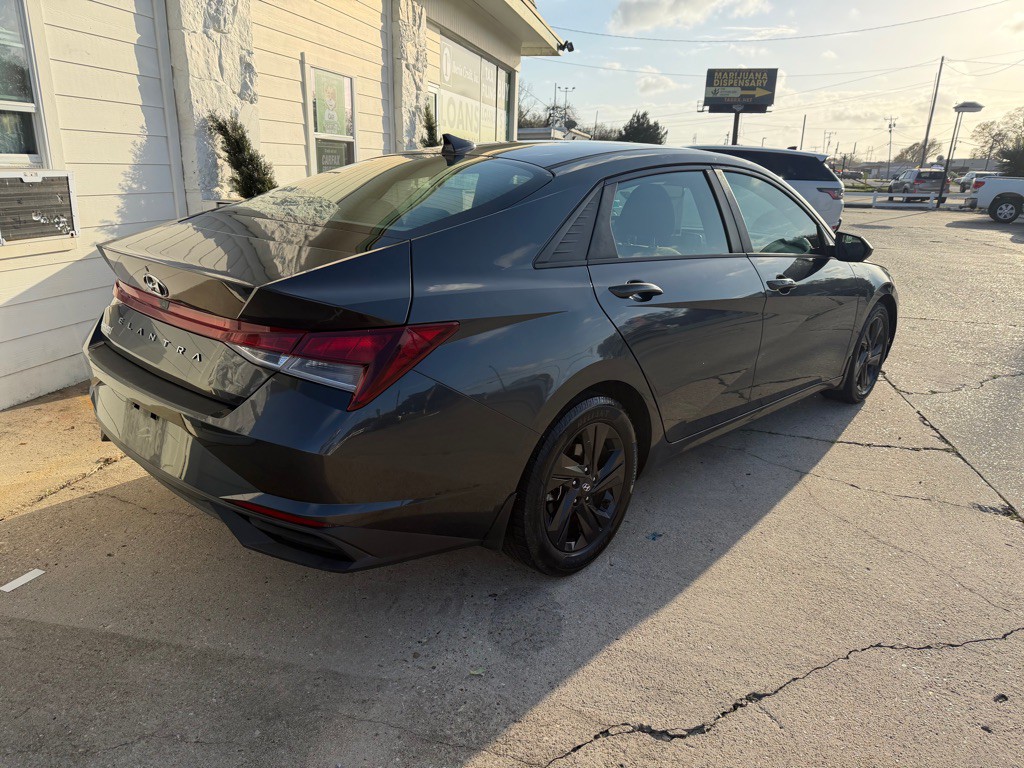 2022 Hyundai Elantra Image 5