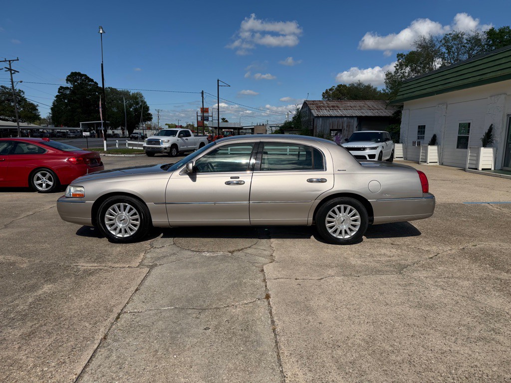 2003 Lincoln Town Car Image 2