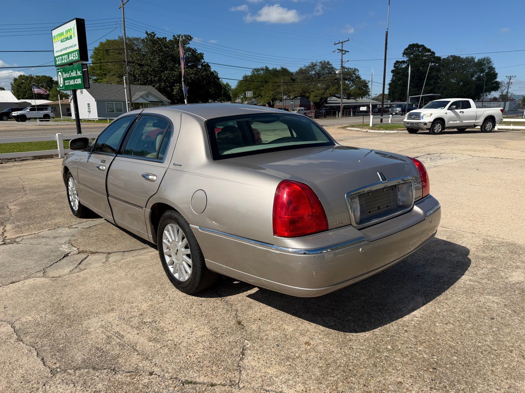 2003 Lincoln Town Car Image 3