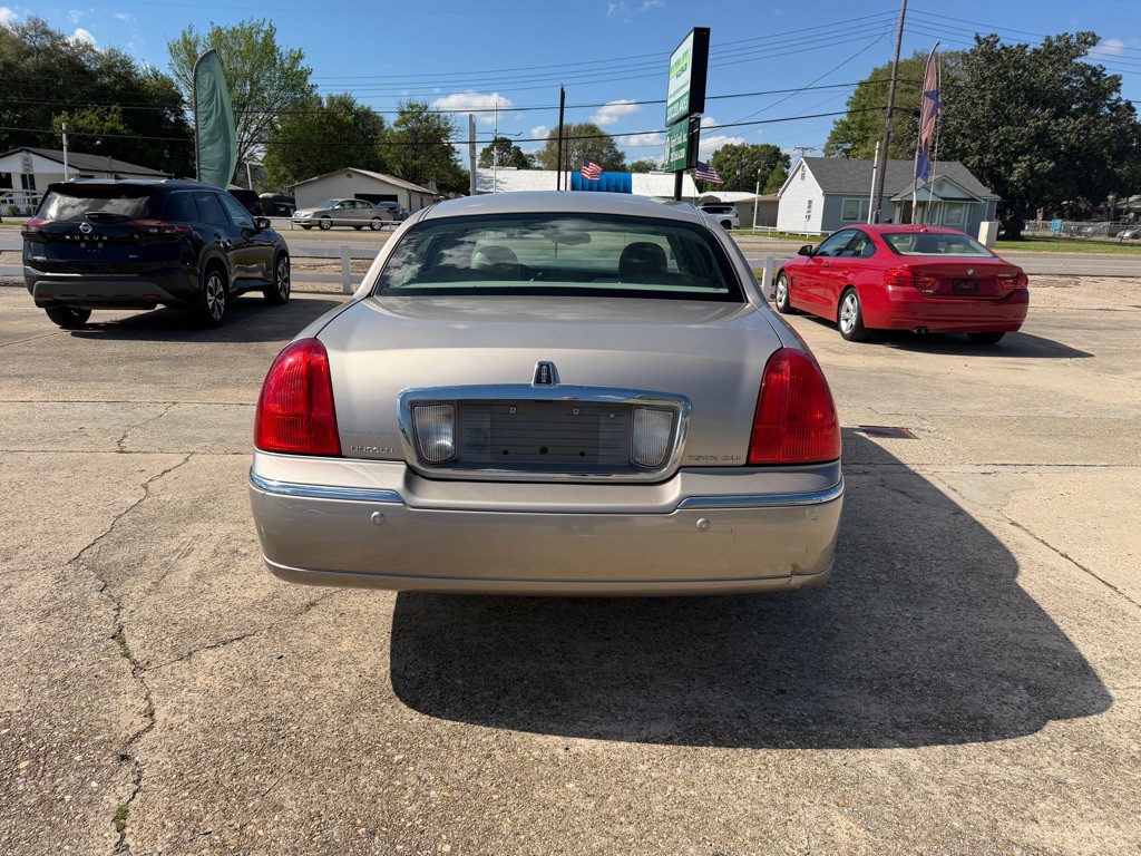 2003 Lincoln Town Car Image 4