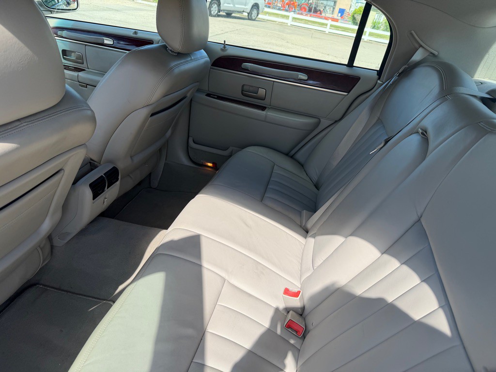 2003 Lincoln Town Car Image 8