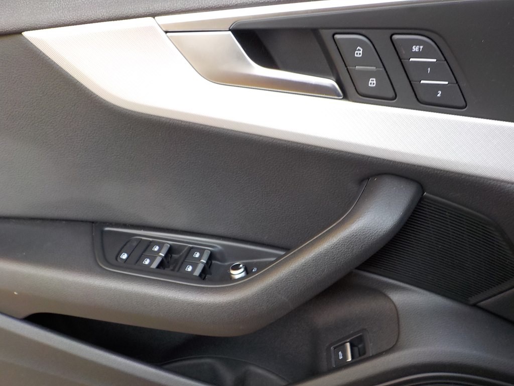 2017 Audi A4 Image 9