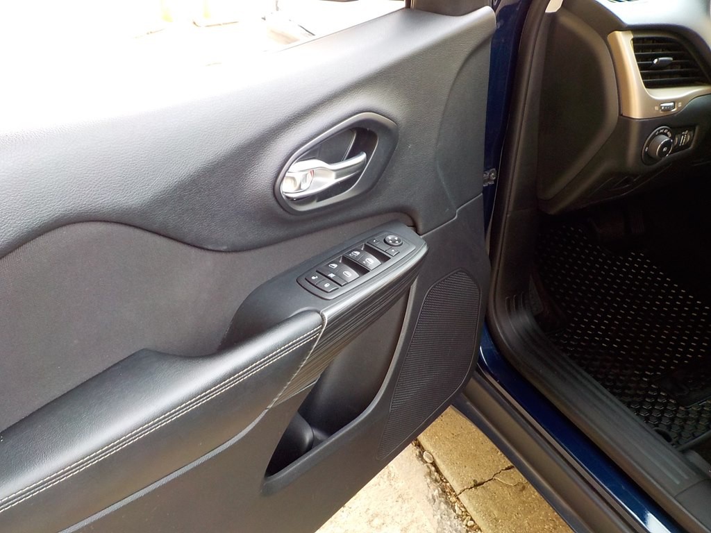 2015 Jeep Cherokee Image 9