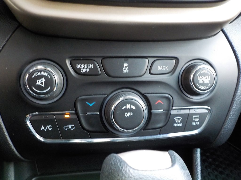 2015 Jeep Cherokee Image 17