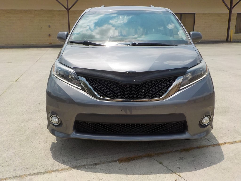 2015 Toyota Sienna Image 2