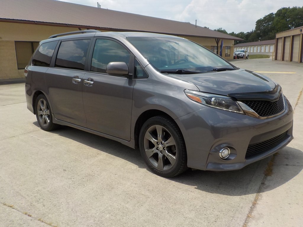 2015 Toyota Sienna Image 3