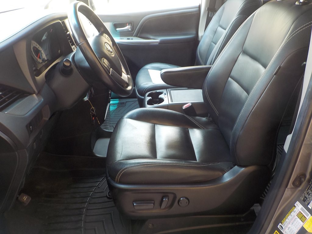 2015 Toyota Sienna Image 9
