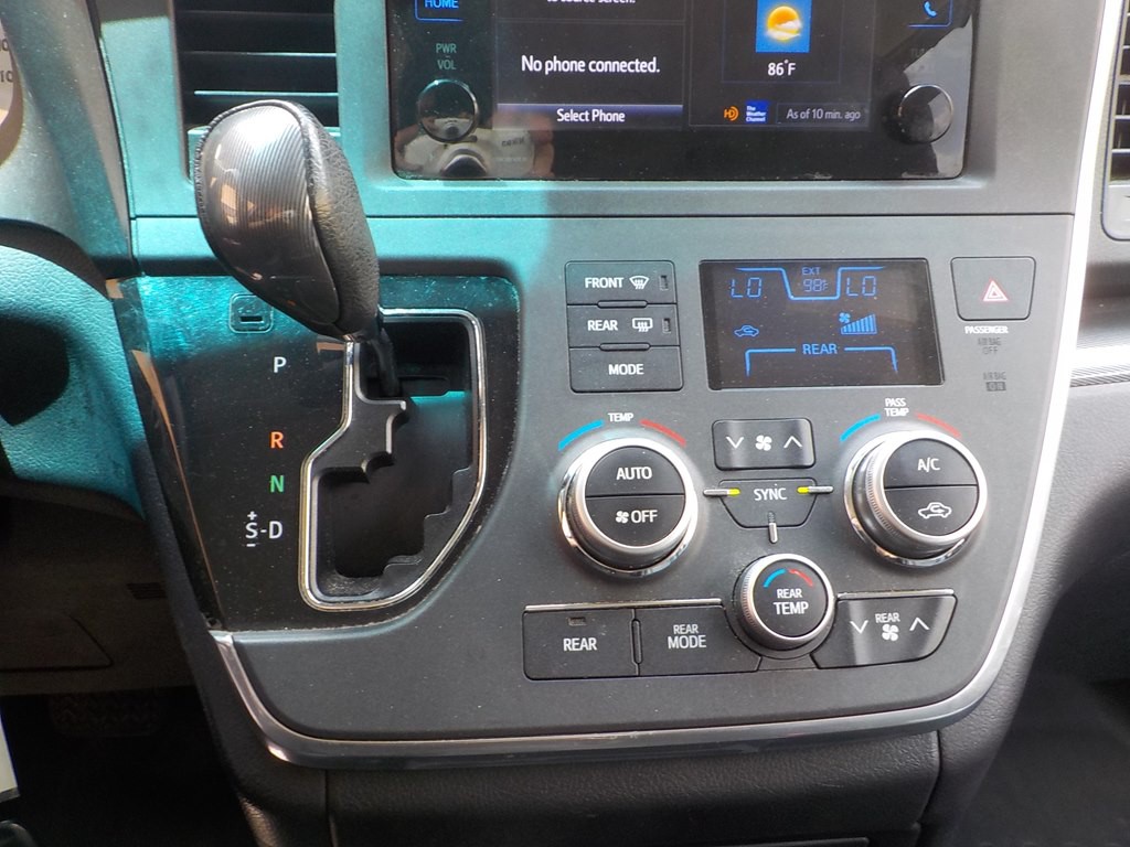 2015 Toyota Sienna Image 14