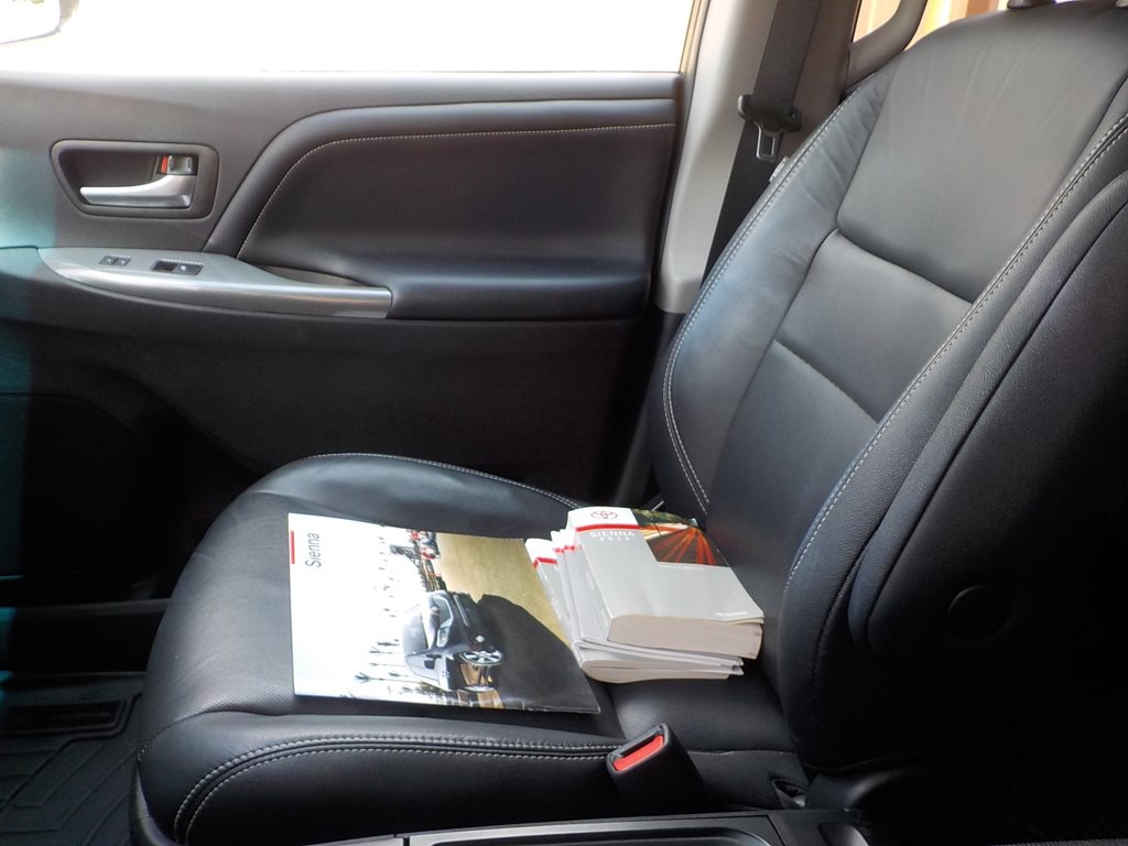 2015 Toyota Sienna Image 16