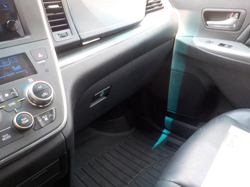 2015 Toyota Sienna Image 17
