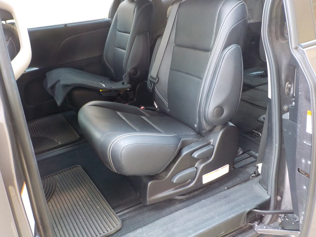 2015 Toyota Sienna Image 19