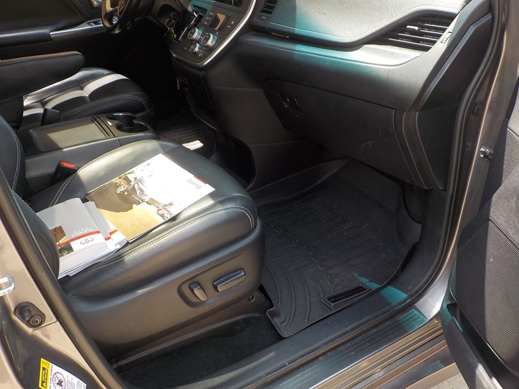 2015 Toyota Sienna Image 23