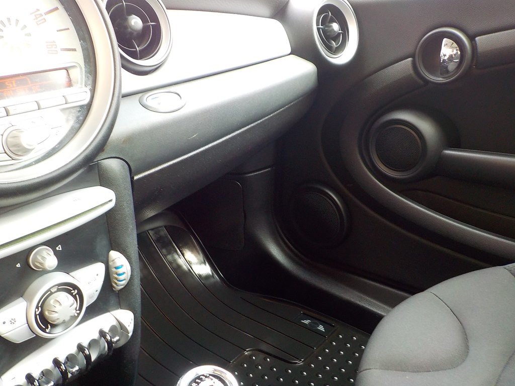 2010 MINI Cooper Image 16