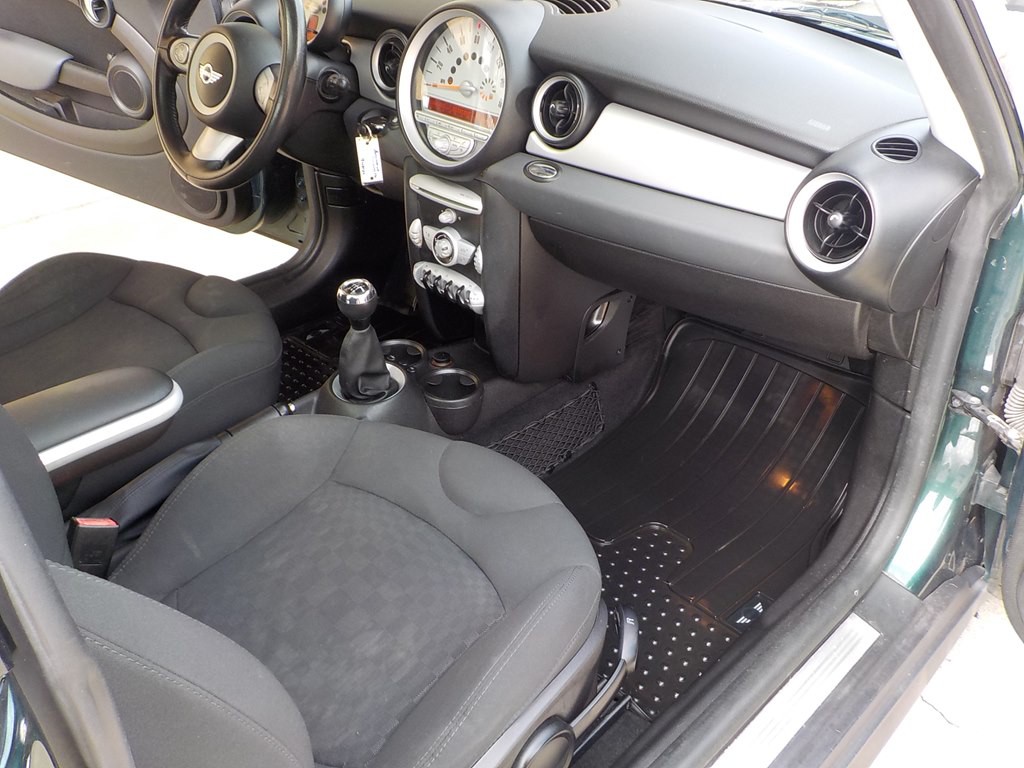 2010 MINI Cooper Image 21