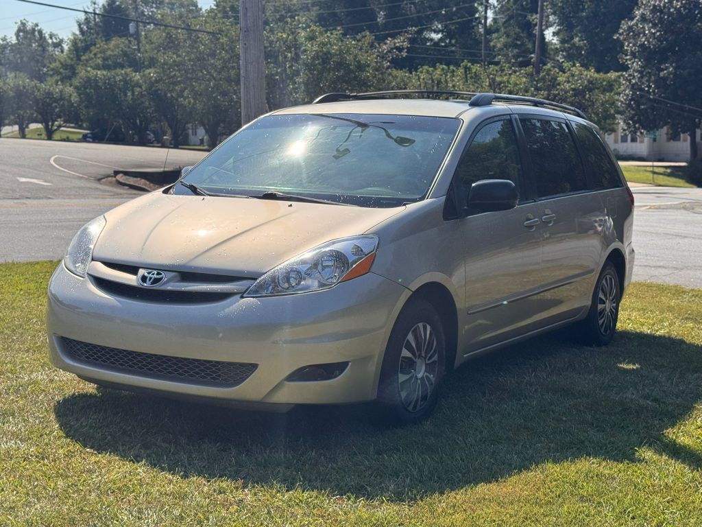 2008 Toyota Sienna Image 2