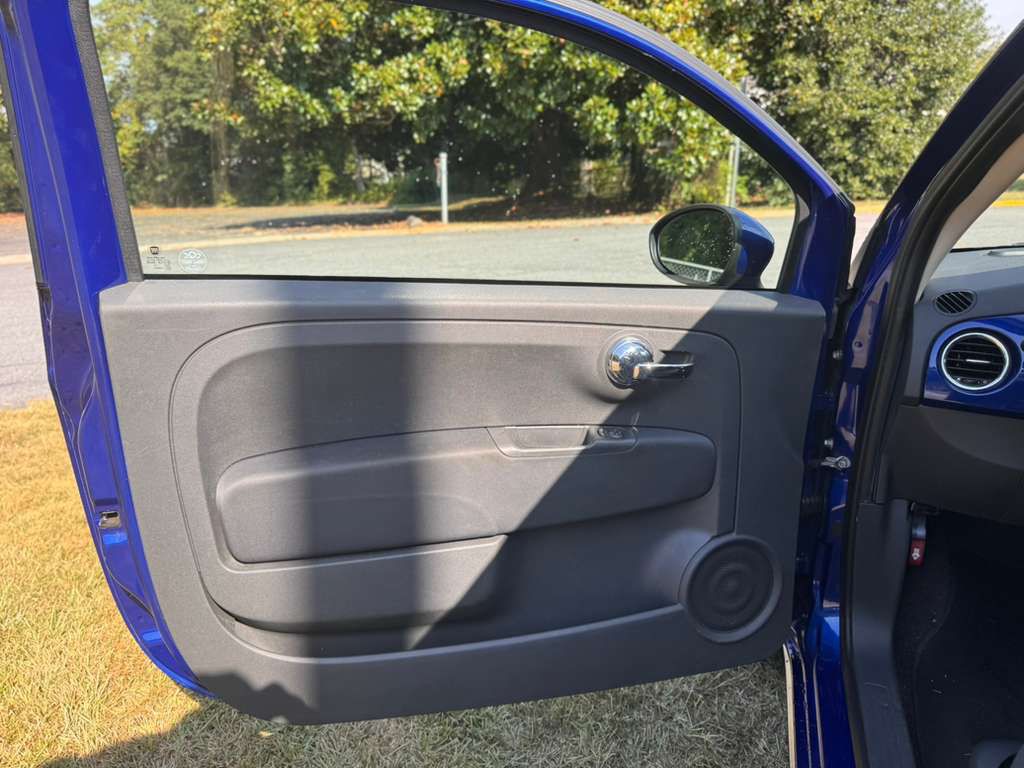 2012 FIAT 500 Image 11