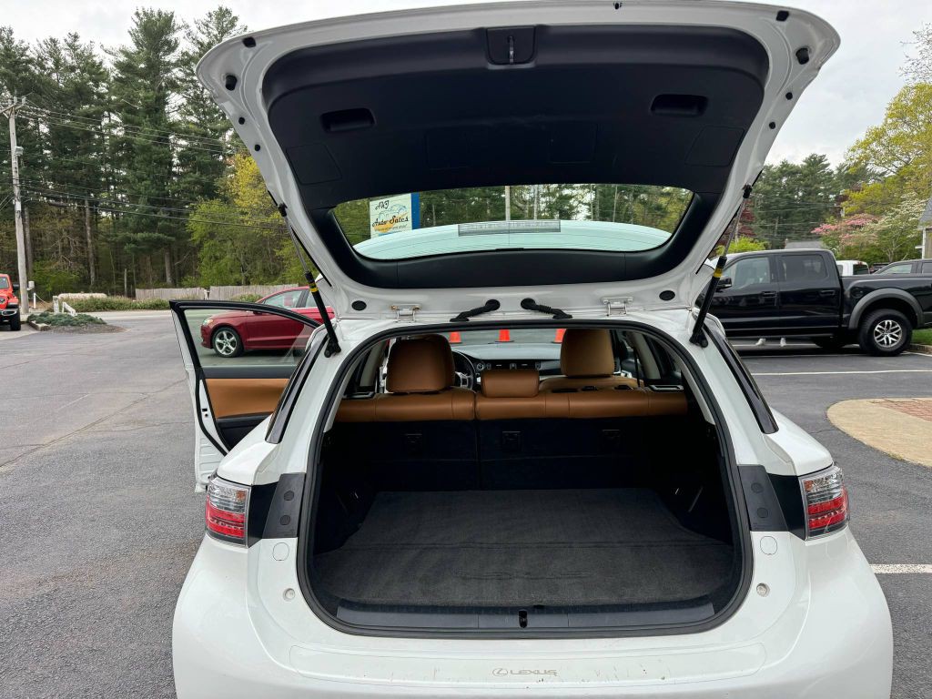 2013 Lexus CT 200h Image 16