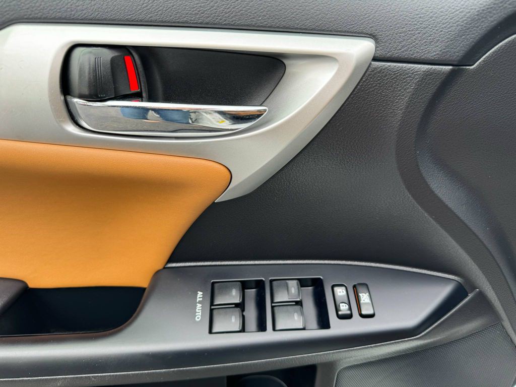 2013 Lexus CT 200h Image 17